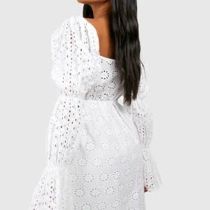 Boohoo klänning  - Vit klänning ifrån boohoo, strl 40, endast testad och i perfekt skick 