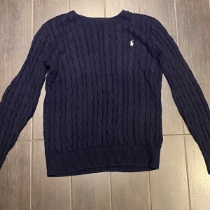 Stickad Ralph Lauren Tröja - Mycket bra skick Storlek: 16 Nypris: Ca 1900 kr