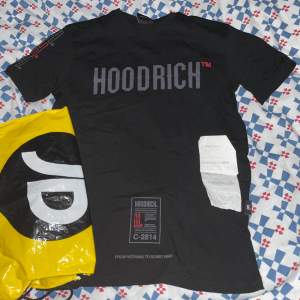 Hoodrich T-shirt, fick som present men bär inte sånt blir tvungen att sälja den för den är köpt i Stockholm. Har ni frågar tveka inte att kontakta mig😊kan frakta också☺️
