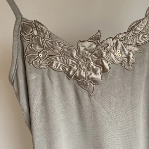 Gulligt linne - Gulligt linne så fin till sommaren!! Fint skick!!