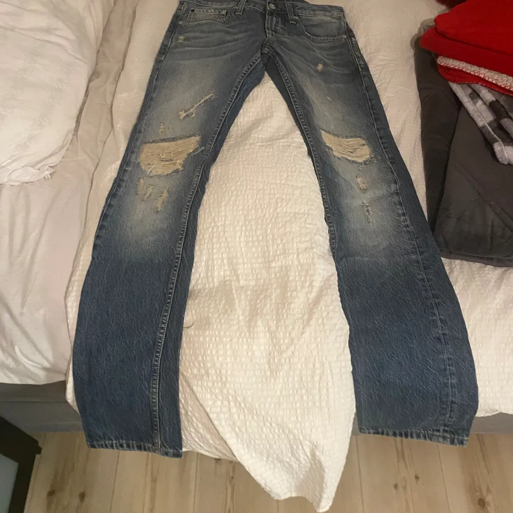 Fina jeans i storlek 29W 34L. Helt oanvända och säljs för att jag vill sälja av mina kläder. . Jeans & Byxor.