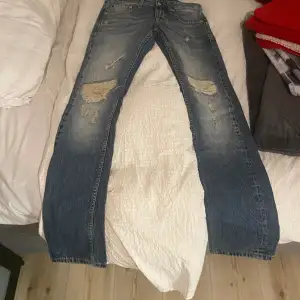 Fina jeans i storlek 29W 34L. Helt oanvända och säljs för att jag vill sälja av mina kläder. 