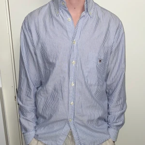 GANT Bomullsskjorta - Modellen är 182cm lång och väger 70kg, Storleken är S  Varan är i toppskick men lite skrynklig, kan strykas innan om  du vill. Nypris ca 1000kr, Säljer för 700 (går att diskutera)  Hör av er om frågor😊