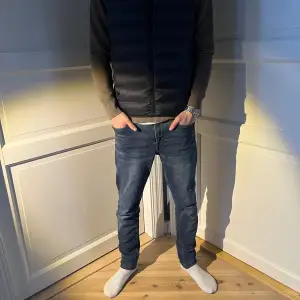 Tiger of Sweden Evolve jeans. Riktigt snygga å sitter perfekt. Jag är 177 cm. Skick 9/10. Hör gärna av er vid fler frågor. 