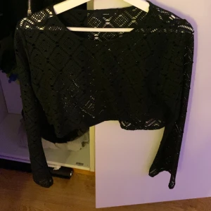Tröja - Seetrough tröja som är lite störe i slutet av armen, säljer för 100 kr, kan skicka fler bilder 