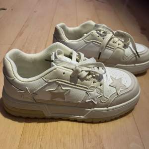 Säljer dessa vita stjärn-skor med beiga detaljer från SHEIN. Super sköna och praktiska skor som passar vår, sommar som höst. Helt oanvända då de inte passar mig. Stl 40!🌟