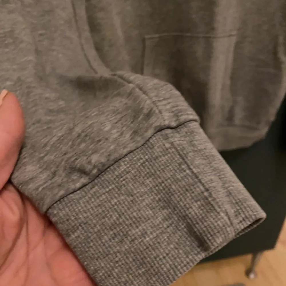 Grå hoodie från HM / Divided storlek S! Perfekt skick!  Snygg grå färg!  Knappt använd! Tvättad max 2 gånger.  Felfri Skönt tyg! . Hoodies.