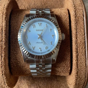 SEIKO //ARABICC NUMBERS -  säljer en eligant SEIKO klocka, med arabiska nummer pả, väldigt unik. Aldrig anänd, köpte den men kom inte till anvandning. Ord pris - ungetar 3199. Klockan har ff sin ord box. Kmr me extra länkarPris kan diskuteras. Skriv privat för fler bilder🩵