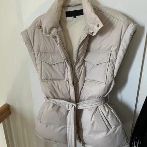 Meotine väst  - Aldrig använd. Strl XS/S. Oversized fit. 