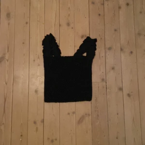 Svart topp - Jag säljer denna topp för ett bra pris💥 det är mörkt ljus just nu så om man är intresserad så kan man skriva privat➡️ tröjan är töjbar och sitter tight 😍 obs⚠️ jag står inte för frakten, kan mötas upp⚠️ därför vill jag att du som e intresserad skriver💥