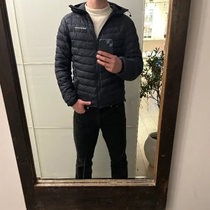 Peak Performance Jacka - Säljer nu en Peak Jacka i mycket fint skick. Den är i storlek M och är Regular Fit. Inköpt hos Peak Performance och kvitto kan lösas vid behov.  Vid eventuella frågor eller funderingar så är det bara att höra av sig!