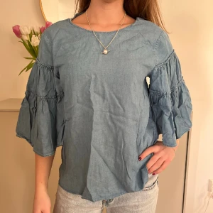 Topp - Blus i jeans färg! Funkar både till vardags och till kvällar😁