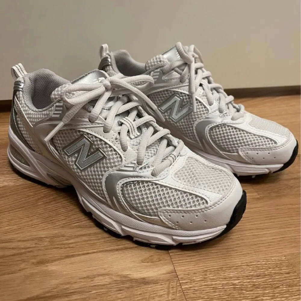 Fina newbalance skor använda fåtal gånger på gym o ute men lite slitna i kanterna  storlek 40. Köptes för 1400 kr säljer för 600 kr . Skor.