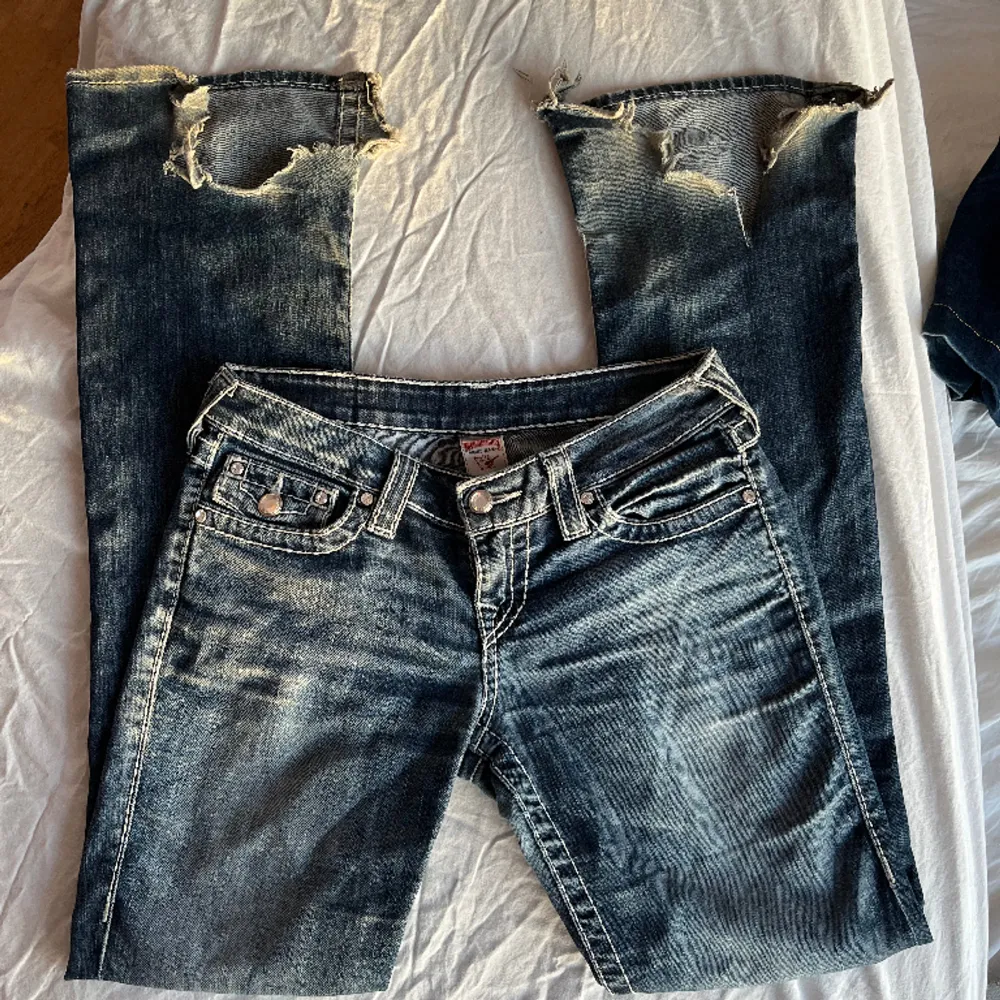 Bootcut jeans från true religion🙌🏼 Dem är low waist och har super fina detaljer, tyvärr har jeansen slitage som man ser på bilderna och säljer dem därför billigt för true religion. Slitage är enkelt att fixa hos sömmerska! Skriv ni har frågor💞. Jeans & Byxor.