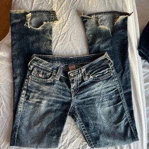Bootcut jeans - Bootcut jeans från true religion🙌🏼 Dem är low waist och har super fina detaljer, tyvärr har jeansen slitage som man ser på bilderna och säljer dem därför billigt för true religion. Slitage är enkelt att fixa hos sömmerska! Skriv ni har frågor💞