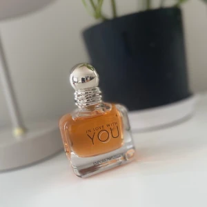 Parfym - Säljer en In Love With You parfym ifrån Giorgio Armani i 30 ml samt Giorgio Armani Sì .Parfymen är endast testad 1-2 gånger.✨  Köptes på rea för ca 550kr men vet att nypris är mer än så. Mitt pris är 350kr men vill man så går det såklart att diskutera🩷