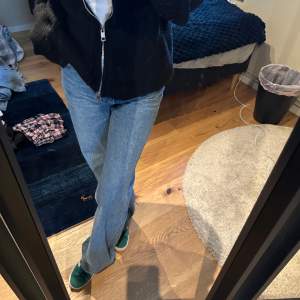 Skitsnygga jeans från Monki, storlek 24/xs, mid waist. 