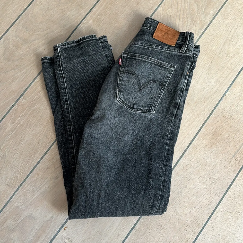 Levi’s jeans, väl använda men i fint skick. Nypris 1319kr . Jeans & Byxor.