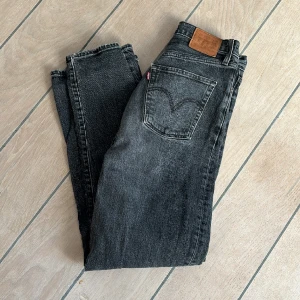 Levi’s ribcage straight jeans  - Levi’s jeans, väl använda men i fint skick. Nypris 1319kr 