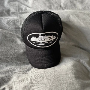 Cortiez keps - Tjo tänker på att sälja min fina svarta cortiez keps, fick den förra våren o har knappt använt den. Inga skador eller märken. Har tags kvar. Passar alla då det går att justera. 