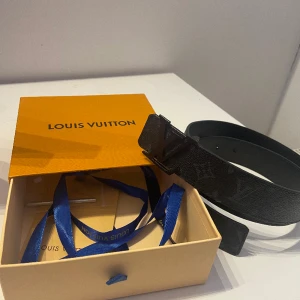 Lv bälte - Lv initiales 40mm Matte Black Belt. Säljer för att de kommer inte till användning längre. Cond 9,5/10 och inga flaws. Kan sänka priset vid snabb affär.