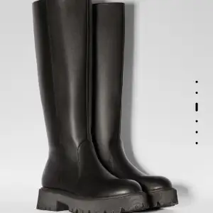 Svarta boots med tjock sula från Bershka i storlek 37!!🪩 har blixtlås längs insidan av benet. Nypris-699kr