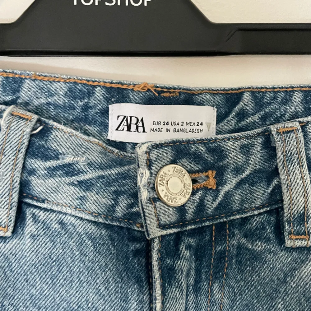 Zara vida jeans, avklippta nedtill för att passa ngn som är runt långt 171 då de var väldigt långa när jag köpte dem💙🤍. Jeans & Byxor.