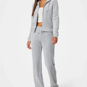 Juicy Couture set storlek M - Helt nytt juicy couture set i storlek M. Säljer detta fina set då den inte passar mig. 