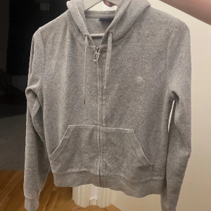 Juicy couture tröja  - Storlek M i tröjan. Båda smyckena på snörena är kvar och tröjan är i välldigt fint skick 