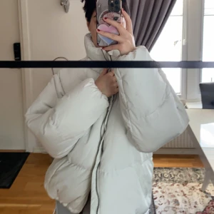 Vit pufferjacka säljes! - Säljer denna fina vita pufferjacka. I väldigt gott skick, har dock en liten bläckfläck på baksida nacke som finns med på sista bilden. Syns dock inte mycket, och syns inte alls när kragen är nere.