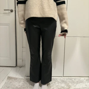 Skinnbyxor från Zara - Skinnbyxor från zara. Har inte använts på länge och i bra skick. Bootcat passform!