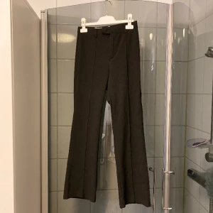 Kostymbyxor  - Ett par kostymbyxor från bershka i storlek 34.