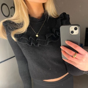 Stickad topp - Stickad topp med volang, slutsåld på nakds hemsida så finns inte kvar att köpa💛 i väldigt fint skick och bara använd några få gånger. XS men passar S också. Nypris 399