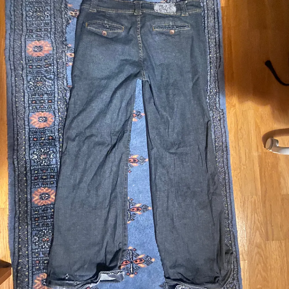Jättefina mörkblåa jeans i oklart märke. Köpta i en secondhandbutik för 200 kr. Jag är 160 cm och de är lite långa på mig. Storleken är egentligen för stor då jag brukar ha 36/28 men det funkar bättre om man har skärp till. Skriv om ni undrar nåt❤️. Jeans & Byxor.