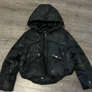 Zara vinterjacka  - Oanvänd bara legat i garderoben, köpt för 799kr, puffig modell🤍 kontakta fö frågor