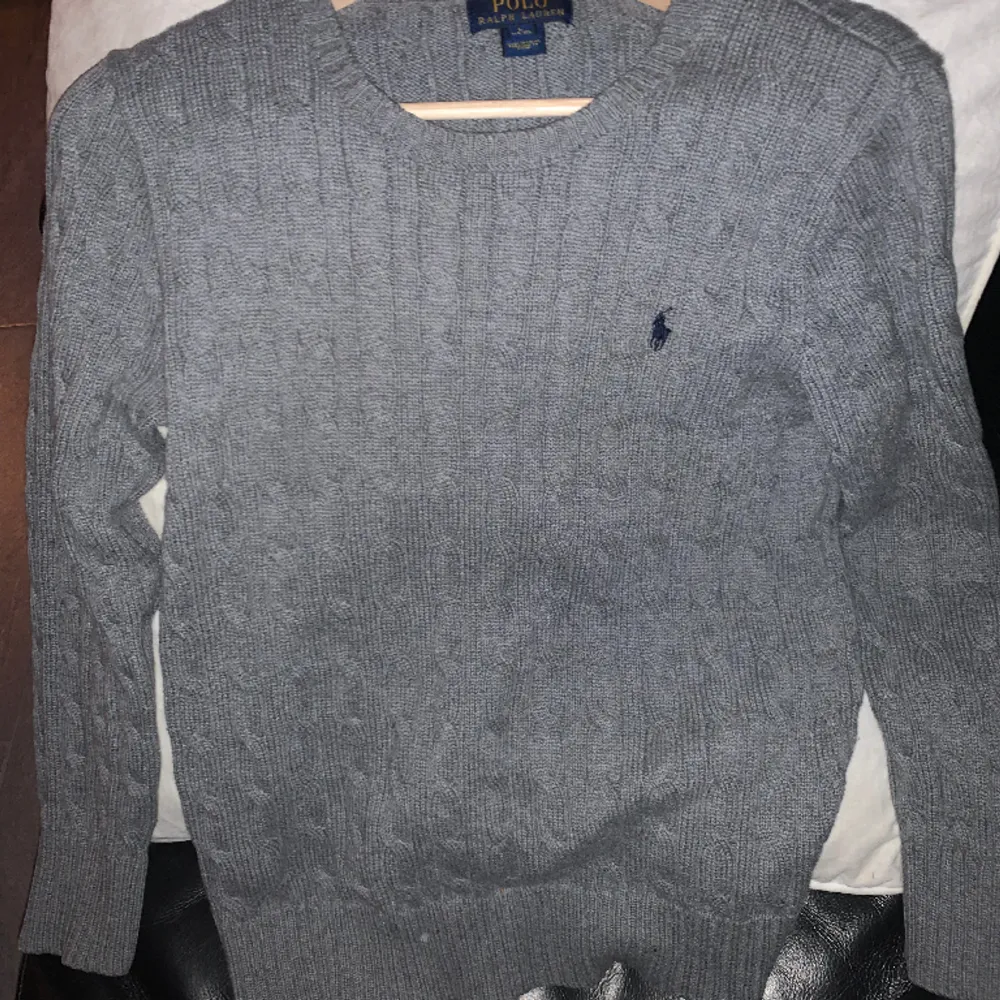 En Polo Ralph lauren sweatshirt barnstorlek L 14-16 år. Sitter bra om man är ca mellan 164 till 172 cm skulle jag säga. Bra skick har inte märkt nån skada eller liknande. Hör av er vid frågor/ Max. Tröjor & Koftor.