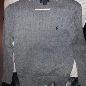 Polo Ralph lauren sweatshirt  - En Polo Ralph lauren sweatshirt barnstorlek L 14-16 år. Sitter bra om man är ca mellan 164 till 172 cm skulle jag säga. Bra skick har inte märkt nån skada eller liknande. Hör av er vid frågor/ Max