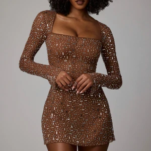 Glittrig klänning - Säljer denna skitsnygga klänning från OhPolly i färgen ”Mocha”, aldrig använd. Storlek xs men passar en xxs också! Den är i mesh så skulle rekommendera en shapedress under som jag har på bilden✨ Nypris: 1400:-