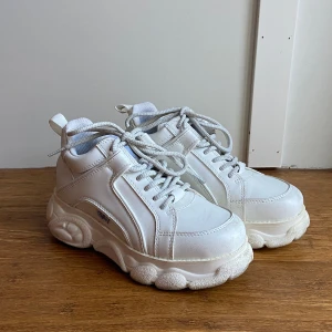 Buffalo Corin sneakers - Använda fåtal gånger. Nypris 1105kr