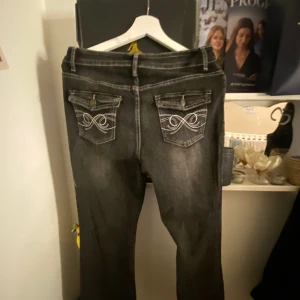 Gråa broderade jeans. - Ett par jeans från shein som bara är testade men var för små 🤍 Dom kom  med ett litet hål vid midjan som man bara kan sy väldigt enkelt har tyvärr inte haft tid bara .  Dom är lite stretchiga 👖 XL fast mer som en M Original pris : 229kr