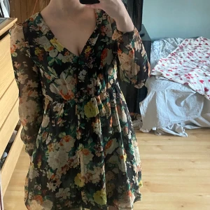 Blommig klänning - Jättegullig blommig klänning🌸 Använd typ en gång, köpt för några år sedan men har endast legat i garderoben, därav i princip nyskick🌸 Lite för kort för mig som är ca 1,70 lång, Skriv för fler bilder eller frågor!
