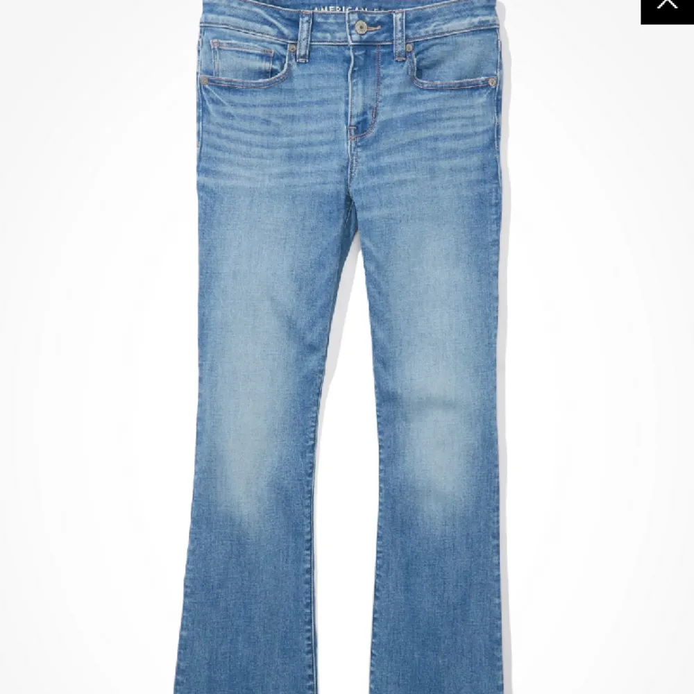 Jag sämjer ett par american eagle jeans då dem är för små för mig. Dem är i strl 32/34 och passar någon som är runt 160❤️ Dem är köpta för ungefär 700 och säljer dem för 260 då dem är i bra skick❤️. Jeans & Byxor.
