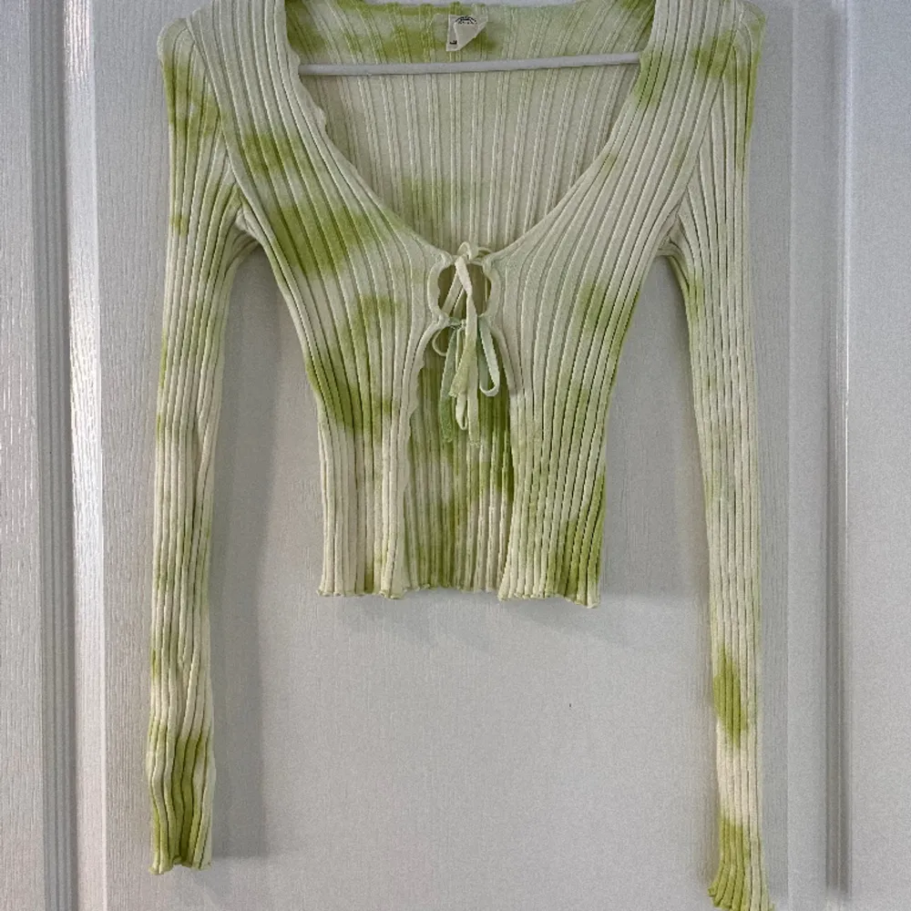 En jättefin grön vit tröja med knyte . Tröjor & Koftor.