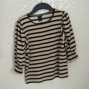 Blus - Tunt material, väldigt fin till våren.  Jätte bra skick. Kan skriva om pris om ni vill.