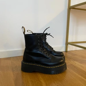 Dr Martens Jadon plattform smooth läder - Säljer mina fina Dr Martens plattform kängor i modellen Jadon smooth läder. Kängorna är i mycket fint skick och endast använda ett fåtal tillfällen. Storleken är 37 och skorna är i svart läder. Nypris 2400 kr. 