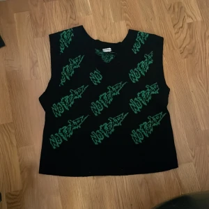 Stickad väst  - Har använts fyra till fem gånger  Elastisk  Mjuk 