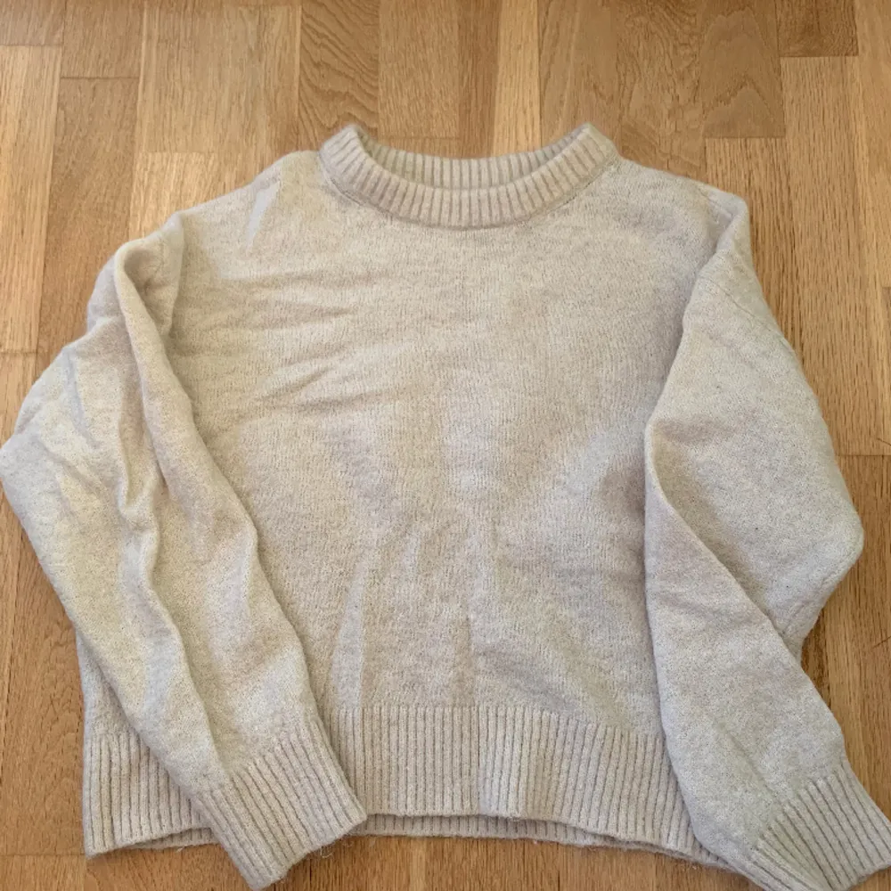 Vit stickad tröja från bikbok 🩷 Sparsamt använd. Tröjor & Koftor.