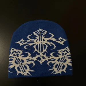 Tribal y2k beanie - Skön one size fits all beanie. Tribal-motiv, riktigt skön kvalitet. Drain emo opium y2k stilen