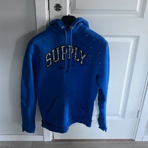 Supply hoddie  - Säljer nu denna supply hoddie då den inte kommer till användning, köpt för ett par månader sen men använt ett par gånger bara. Ställ gärna frågor!