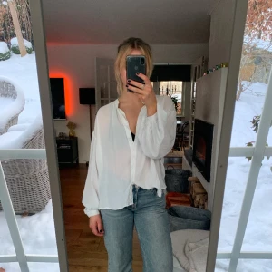 Vit skjorta  - Vit tunn skjorta med balongärmar! Underbar till sommaren!☀️🥰